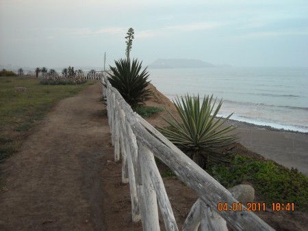 Al fondo. el Morro Solar de Chorrillos, vista desde San Miguel